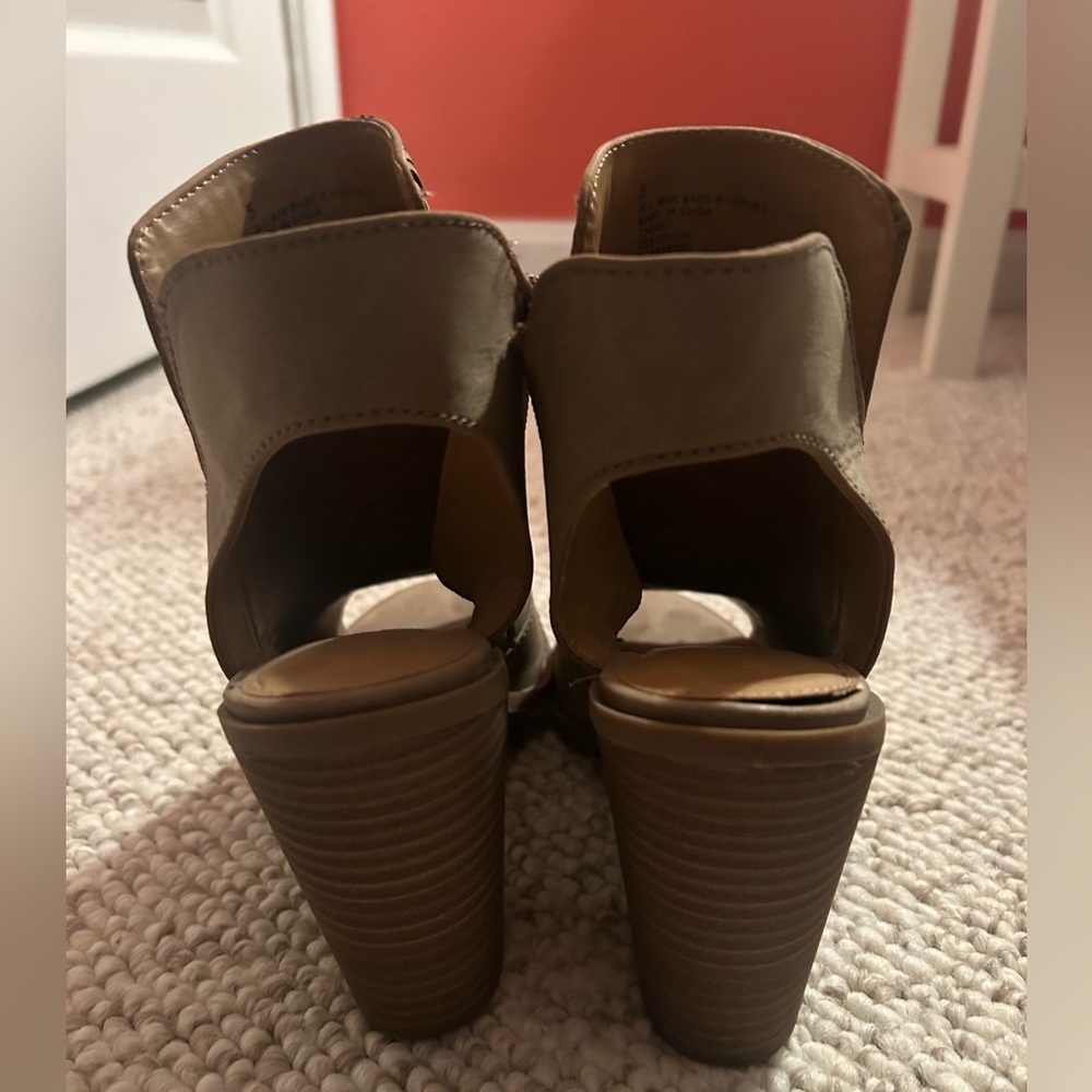 Universal thread Aztec heels - Picture 2 of 3